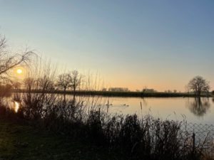 Photo d'un coucher de soleil sur plan d'eau