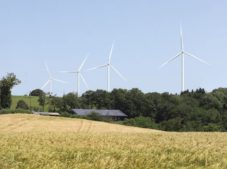 Photomontage des éoliennes au dessus d'un champ de blé
